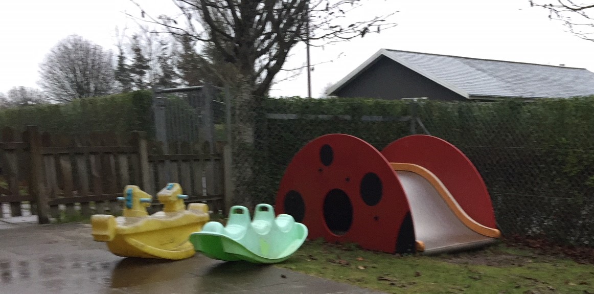 Vuggestuens legeplads med rutsjebane og vipper